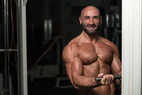 Zralý muž dělá cvičení pro biceps — Stock fotografie