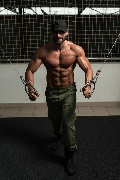 Volwassen bodybuilder werkt op zijn borst — Stockfoto