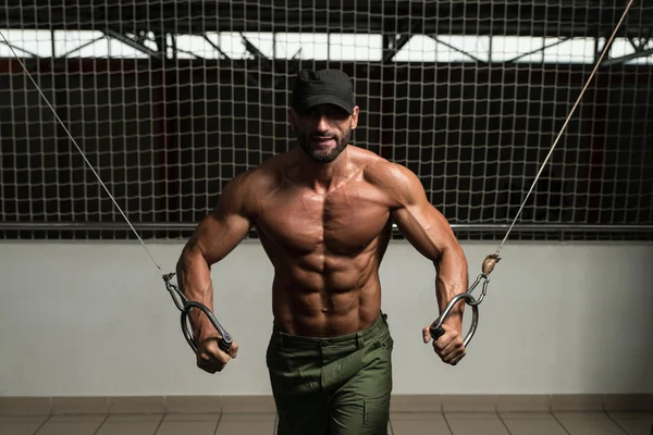 Muskulös bodybuilder utför kabel crossover — Stockfoto