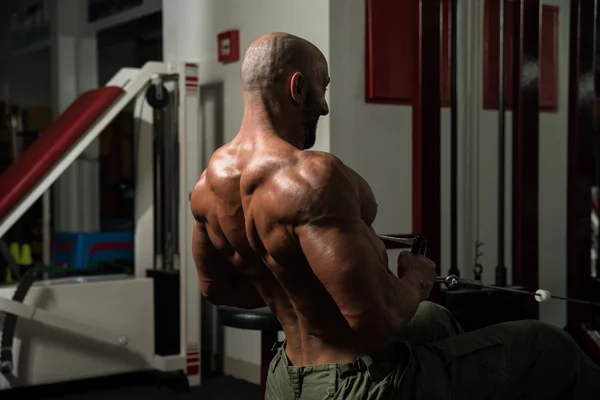 Mature Bodybuilder Doing Heavy Weight Exercise For Back — Stock Photo, Image