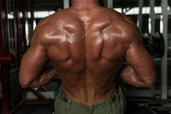 Fisiculturista maduro fazendo exercício de peso pesado para as costas — Fotografia de Stock