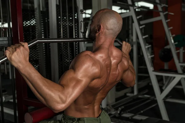Mogna kroppsbyggare gör tung vikt träning för rygg — Stockfoto