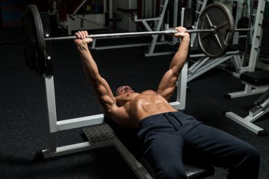 halterci bench press üzerinde
