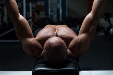 Olgun erkek spor salonunda egzersiz