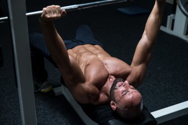 Göğüs egzersiz bench press üzerinde