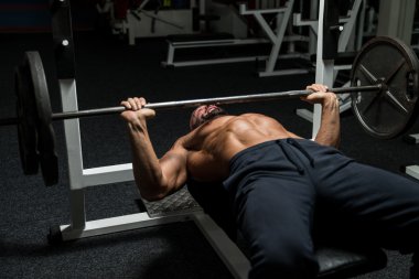 halterci bench press üzerinde