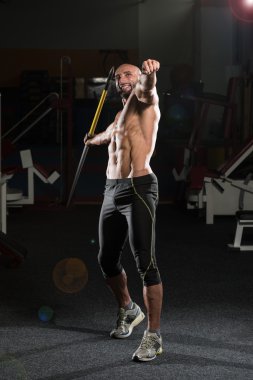 Olgun erkek atlet cirit atmak için pratik