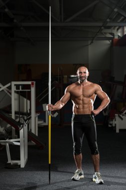 cirit ile fiziksel olarak olgun bir adam portresi