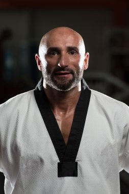 Olgun adam geleneksel kimono giymiş