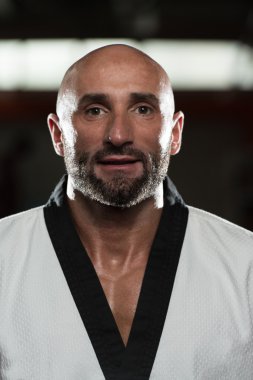 Olgun adam geleneksel kimono giymiş