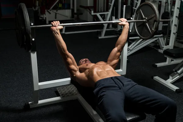 Halterci bench press üzerinde — Stok fotoğraf