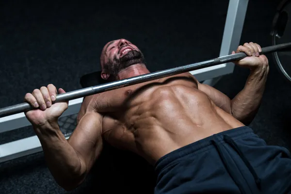 Inspanning van de bench press — Stockfoto