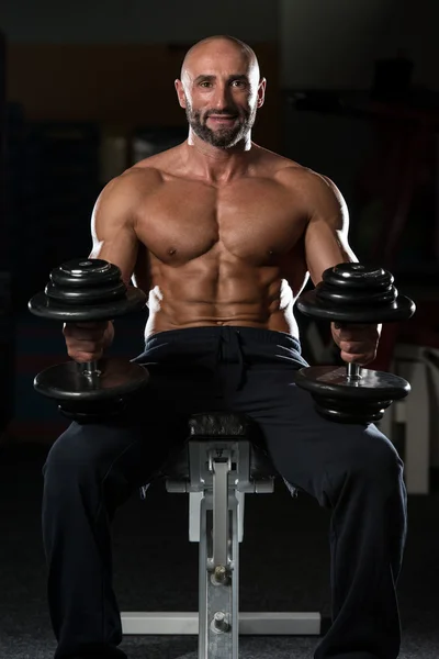 Portret van een fysiek fit volwassen man — Stockfoto