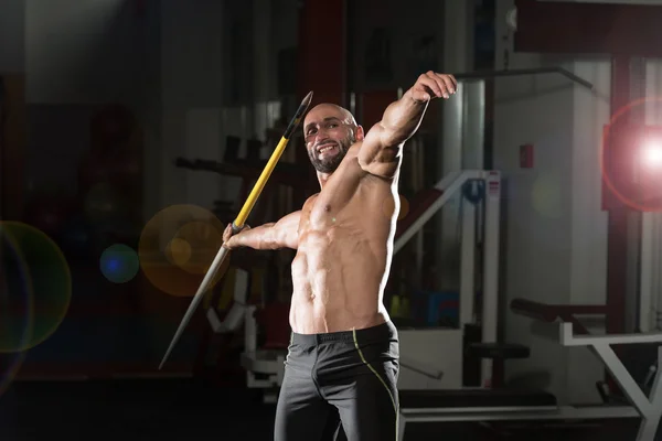 Volwassen mannelijke atleet oefenen om te gooien een speer — Stockfoto