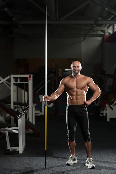 Portret van een fysiek volwassen man met speerwerpen — Stockfoto