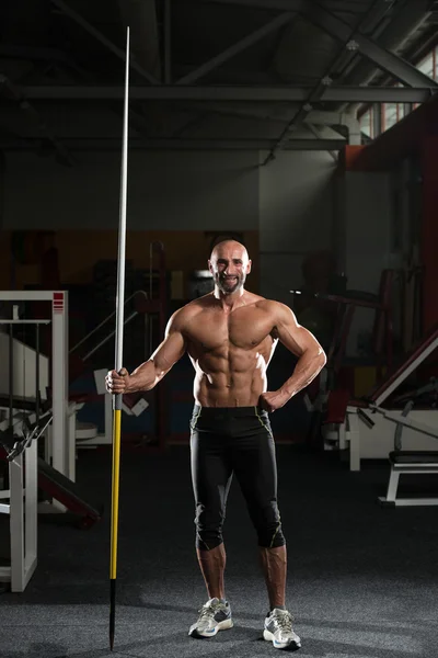 Portret van een fysiek volwassen man met speerwerpen — Stockfoto