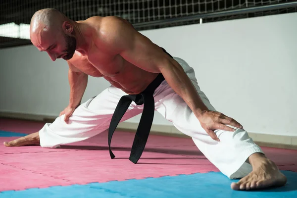 Maturo uomo riscaldamento e stretching — Foto Stock