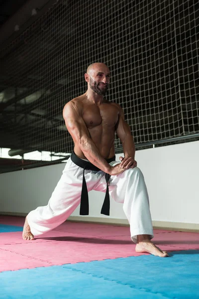 Artes Marciais Homem em Kimono Exercício Karate — Fotografia de Stock