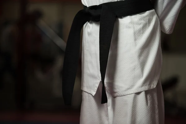 Hombre en un blanco kimono y cinturón — Foto de Stock