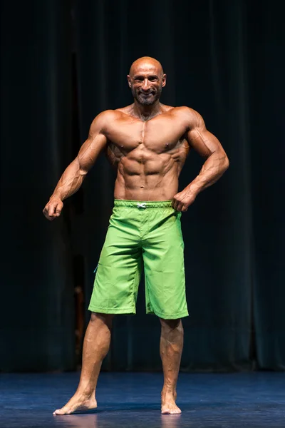 Bodybuilder op een competitie voor de overwinning — Stockfoto