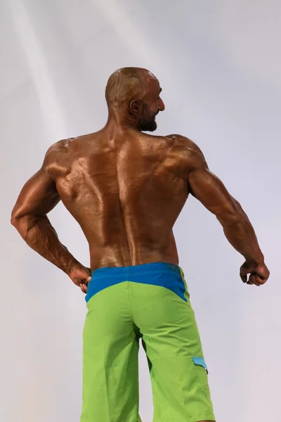 Bodybuilder sur une compétition pour la victoire — Photo