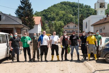 bir grup insan içinde maglaj sonra sel doğal afet yardım