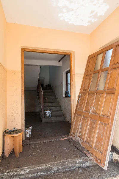 Door Destroyed From Natural Disaster — Stock Photo, Image