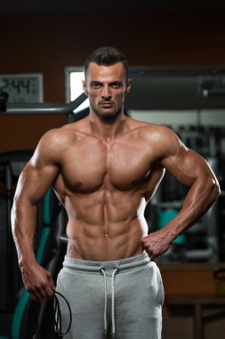 atlama ipi ile yakışıklı kaslı erkekler