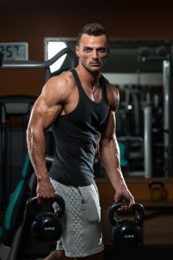 adam atletik egzersiz ile su ısıtıcısı çan