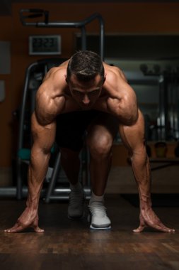 güçlü kas adam yerde diz çökmüş