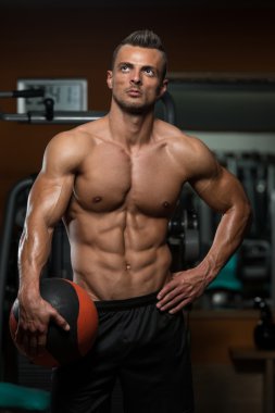 м'язова людина вправи з медичної м'яч