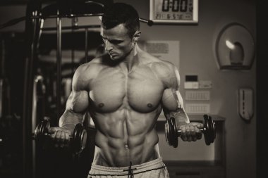 pazı dumbbells ile egzersiz vücut geliştirmeci