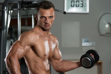 pazı dumbbells ile egzersiz vücut geliştirmeci