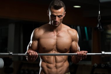 pazı için egzersiz yapan genç erkek