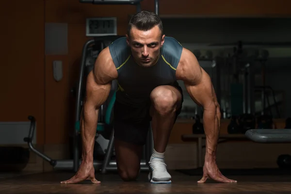 Hombres musculares fuertes arrodillados en el suelo —  Fotos de Stock