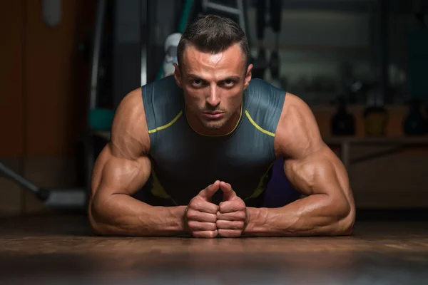 Jovem homem exercitando flexões — Fotografia de Stock