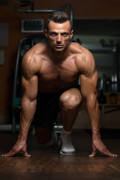 Hombres musculares fuertes arrodillados en el suelo — Foto de Stock