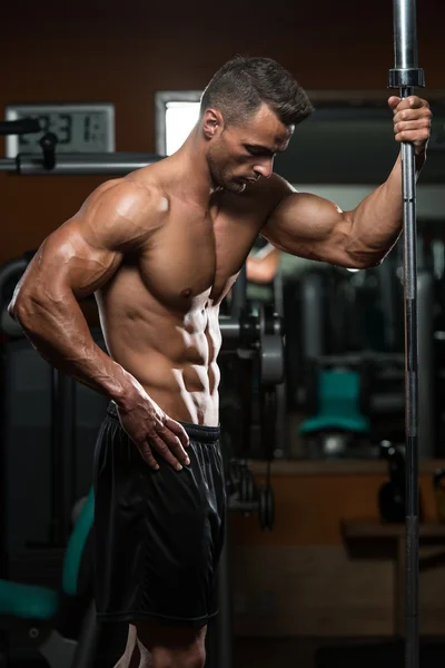 Hombres musculares jóvenes Descansando después de los ejercicios —  Fotos de Stock