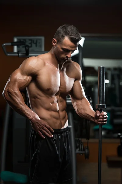 Bonitos homens musculares descansando após exercícios — Fotografia de Stock