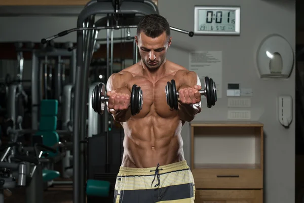 Hombre joven haciendo ejercicio para el pecho — Foto de Stock