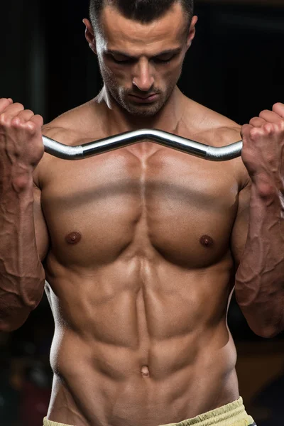 Joven haciendo ejercicio en un club de salud — Foto de Stock