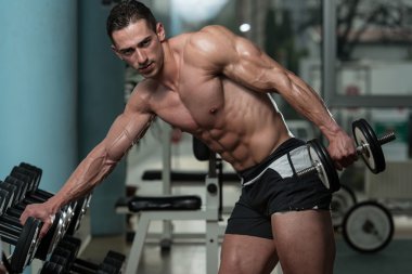 genç adam egzersiz dumbbells ile