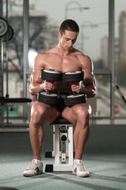 pazı dumbbells ile egzersiz vücut geliştirmeci