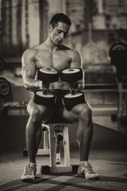 pazı dumbbells ile egzersiz vücut geliştirmeci