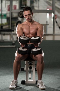 pazı dumbbells ile egzersiz vücut geliştirmeci