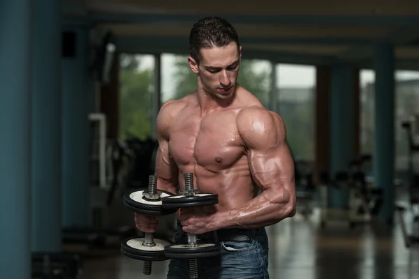 Mladý muž dělá cvičení pro biceps — Stock fotografie