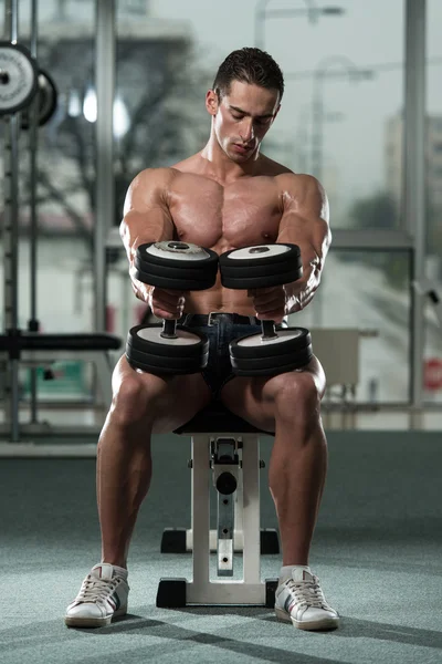 Joven haciendo ejercicio bíceps — Foto de Stock