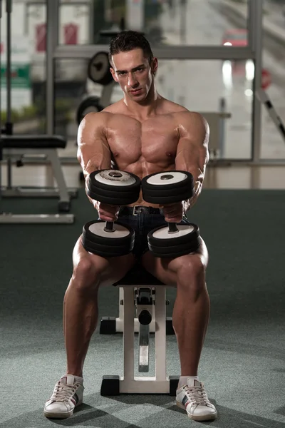 Bodybuilder Exercising Biceps With Dumbbells — Stock Photo, Image