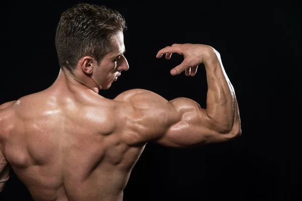 Bodybuilder Showing Biceps — Stock Photo, Image