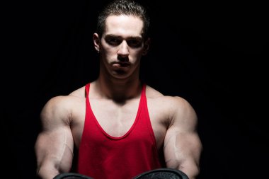 bir vücut geliştirmeci portre siyah blackground ayır